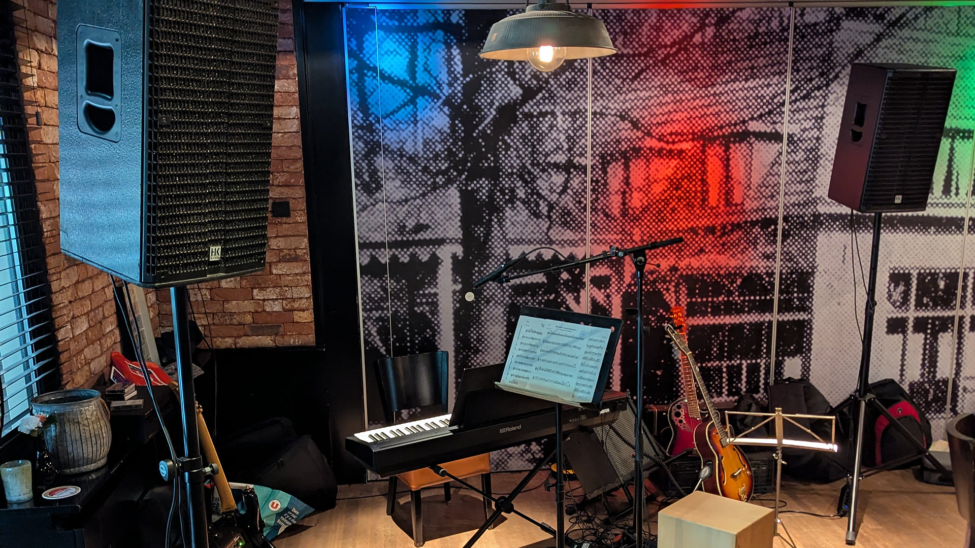 Speakers en instrumenten opgebouwd in een café